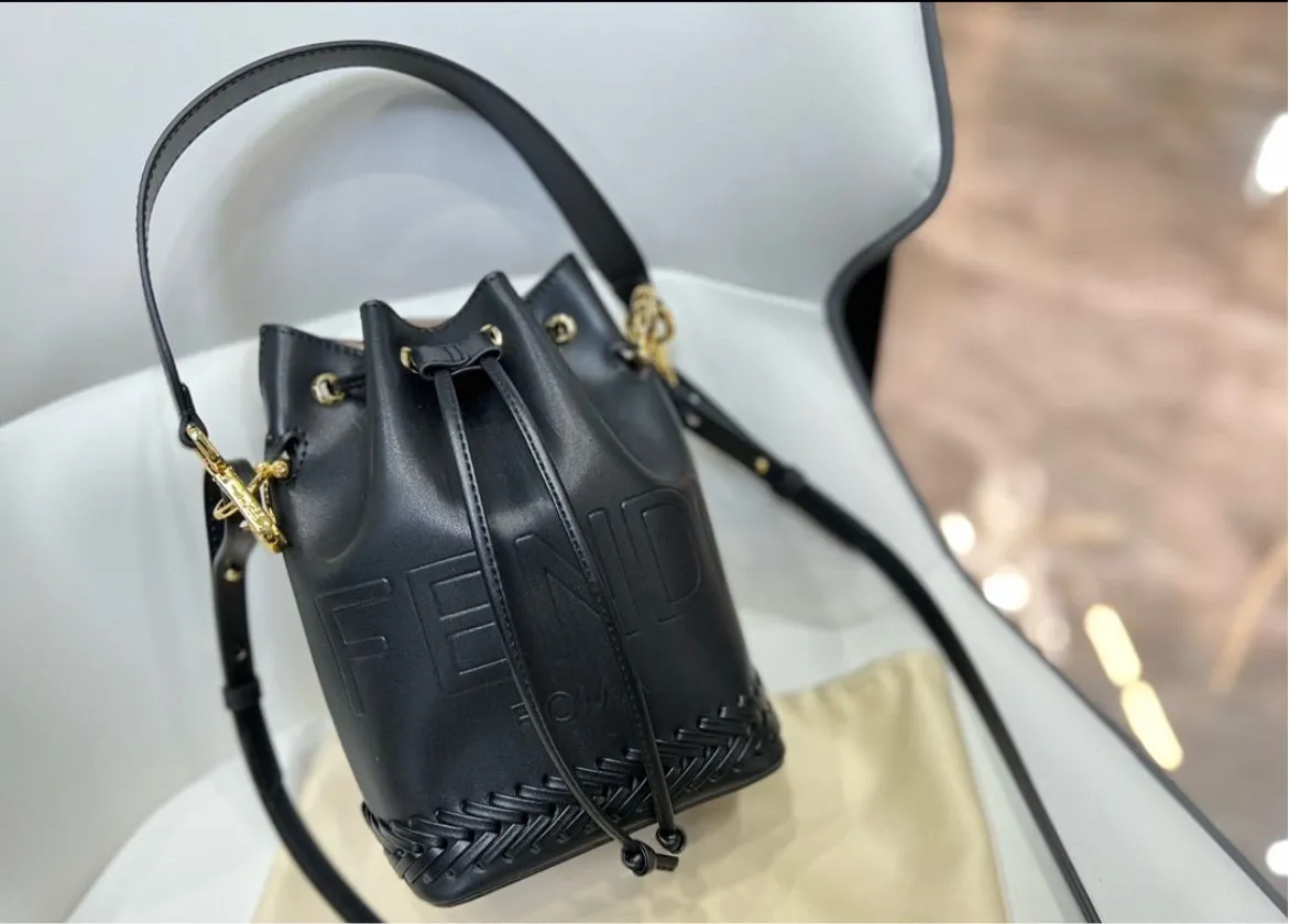 Black Fendi woman handbag