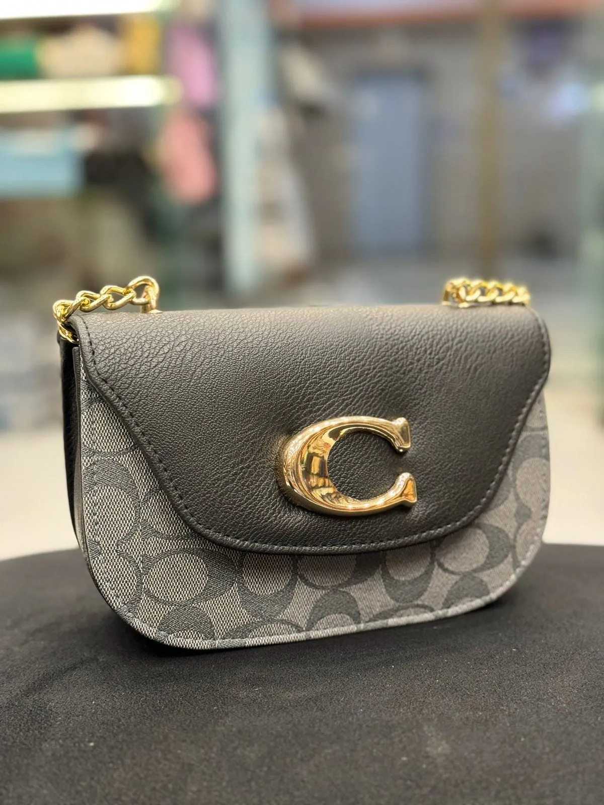 Demanding Collection: COACH Side Cross Body Bag for Girls (black)